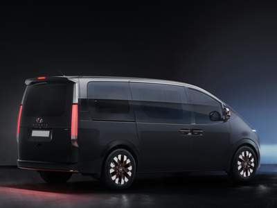 hyundai-staria-2021-rear-side-2