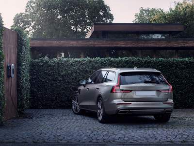 volvo-v60-recharge-2020-side-back