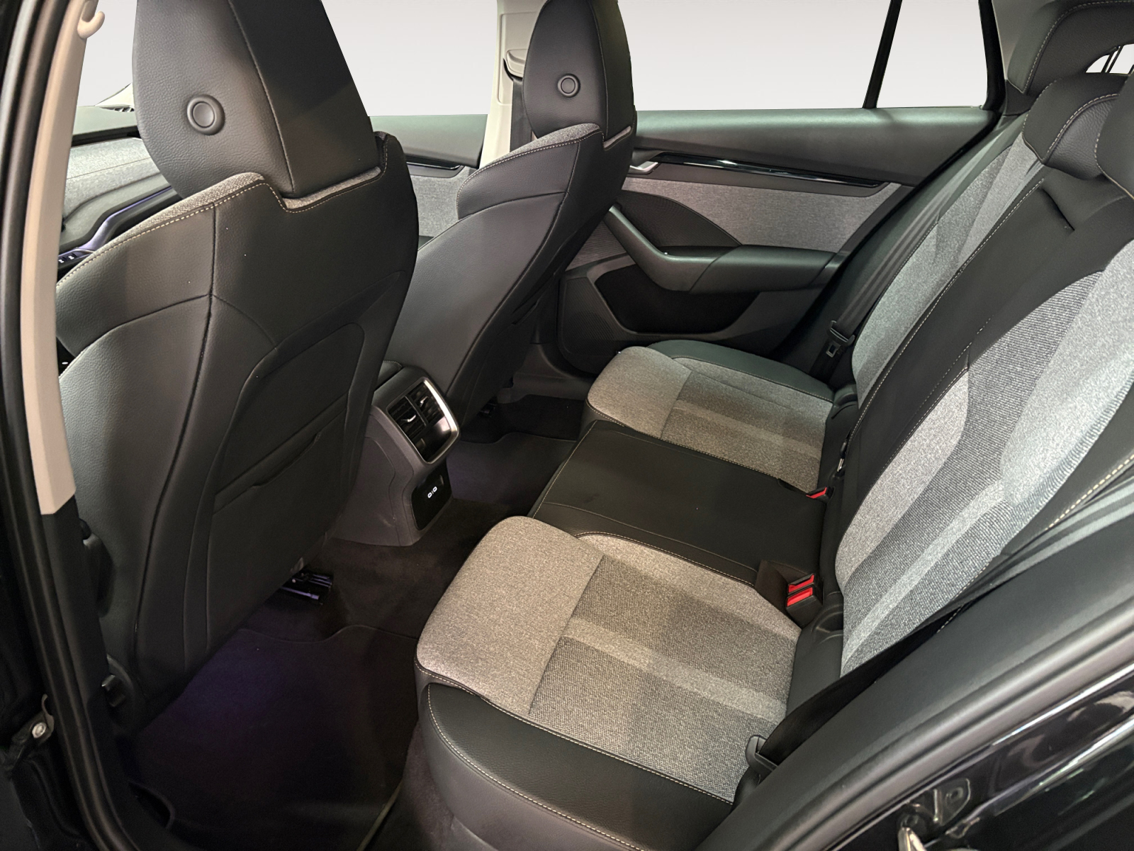 Octavia Wagon 2.0 tdi Executive 150cv dsg IVA ESPOSTA - immagine 11