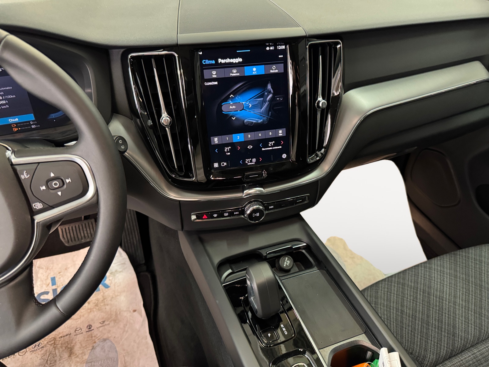 XC60 RECHARGE T6 AWD PLUG-IN CORE BRIGHT - immagine 9